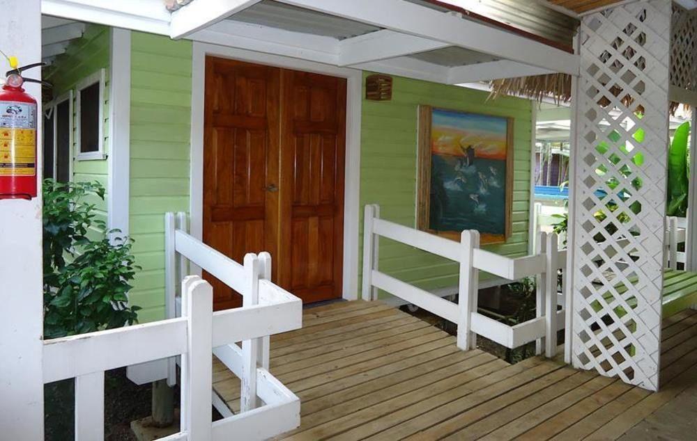 Las Palmas Beach Hotel Dixon Cove Exteriér fotografie